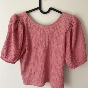 T-shirt  - Säljer denna superfina rosa toppen med puffärmar