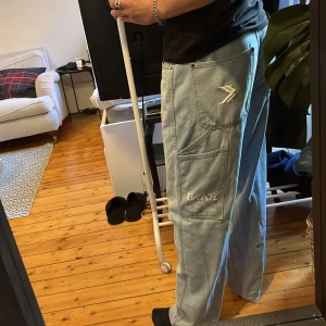 Karl Kani oversized ljusblåa jeans - Görsnygga oversized jeans från det fina märket Karl Kani, köpta från Zalando för ett år sedan för 800 kr