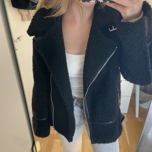 Teddyjacka - Jättefin teddyjacka med skinndetaljer. Den är värmande slm gör att den funkar både till höst och vinter. Köpt på Asos