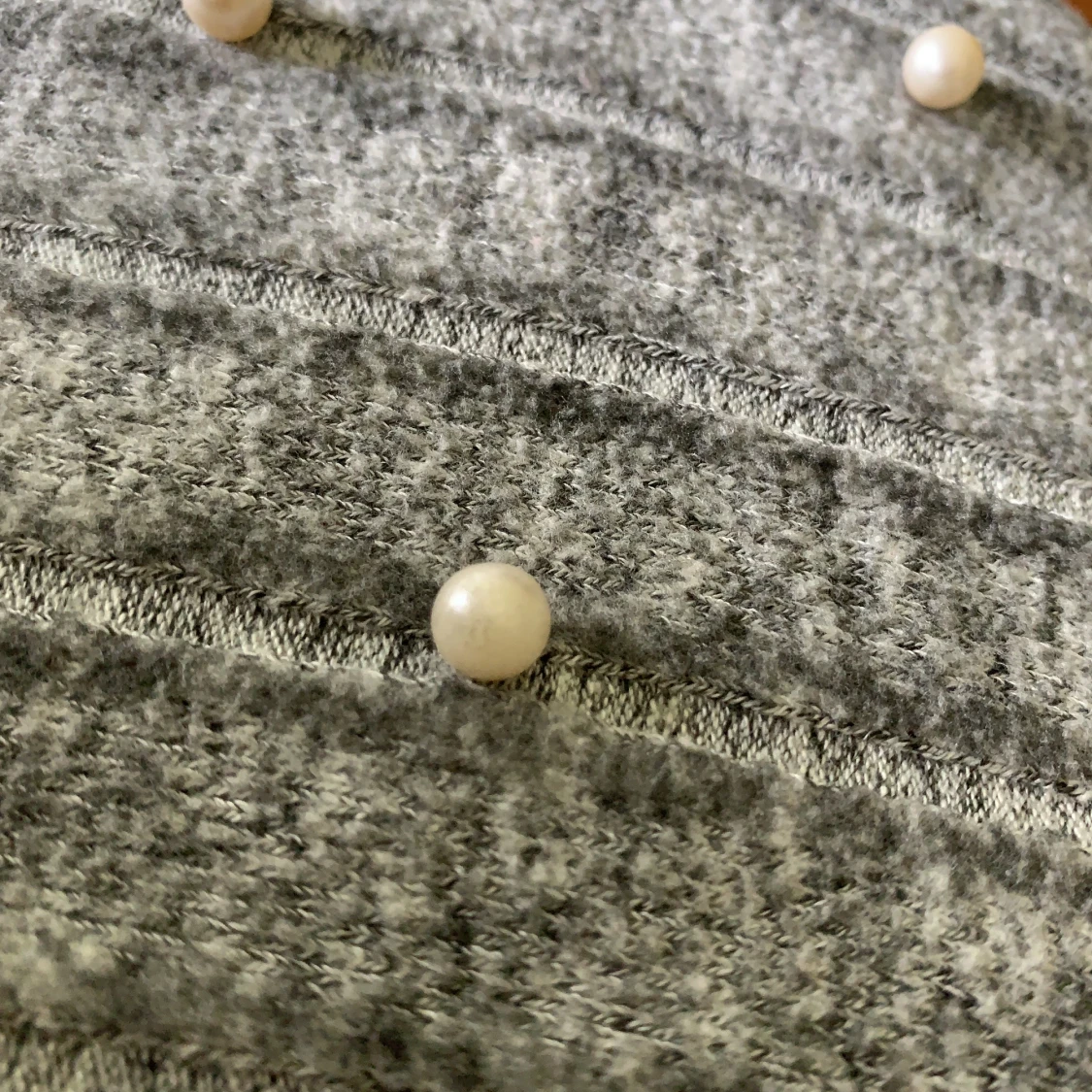 Grå tröja med pärlor - 90