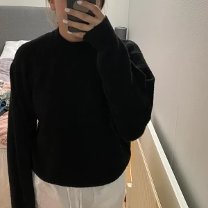 Stickad tröja - Säljer en superfin svart stickad tröja som tyvärr inte kommer till användning. Storlek s. Säljer för 150 + frakt 💕💕