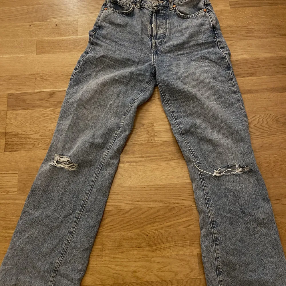 Säljer dessa jeans med hål på knäna, skit coola och i fint skick💗. Jeans & Byxor.