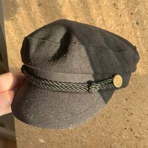 Säljer denna coola hatten från gina tricot, säljer eftersom jag sällan använder hattar nu för tiden ❤️ (kontakta för mer bilder/info )