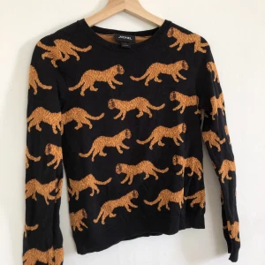 Tigertröja - Jättesnygg och mjuk tröja från Monki med tigrar på. Använd enstaka gång.