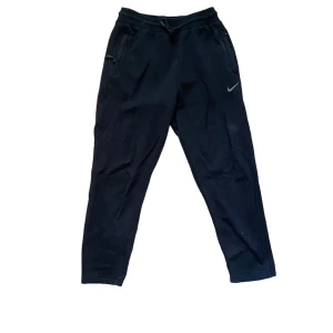 Nike mjukisar  - Följ profilen och få 5% i rabatt   Produktens skick: god   Storlek: S  Passform: raka ben   För mer info, kontakta mig 😀 