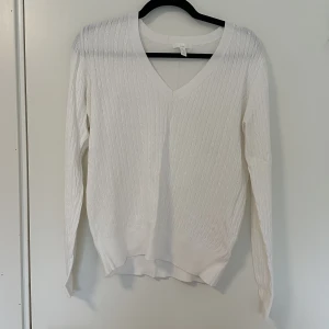 V-ringad tröja - V-ringad vit tröja. Använd några få gånger!