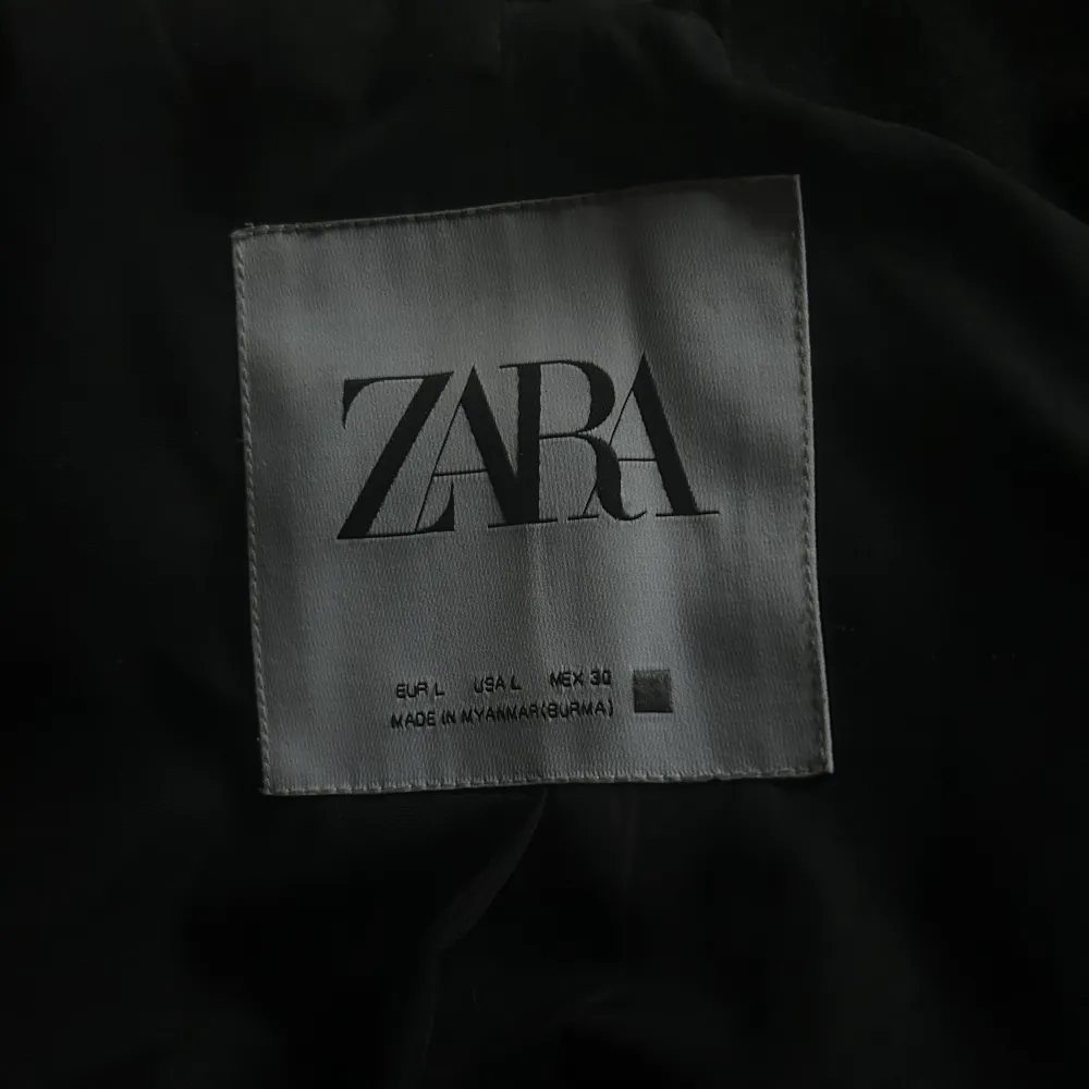 Snygg svart kappa från Zara. Har används ett fåtal gånger så fortfarande i jätte bra skick. Priset kan såklart diskuteras och köparen står för frakten❤️. Jackor.