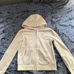 Juicy couture kofta - Säljer min juicy couture kofta då den inte passar mig längre🫶skriv för fler bilder💕💕