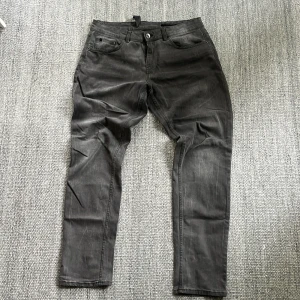Denim jeans - Tja Säljer ett bara vanliga gråa jeans i ett bra skick,8/10