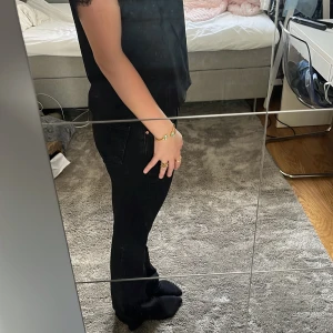 Svarta bootcut jeans - Säljer dessa jättefina svarta lågmidjade, bootcut jeans ifrån ginatricot💕 De är i strl 38 och passar bra i längden på mig som är 172😍 De är iprincip identiska till zaras bootcut jeans! Sparsamt använda! Nypris 499 Säljer för 250 + köpare står för frakt ❣️ 