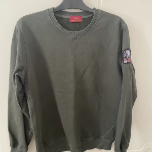 Pjs tröja - Sjukt snygg och knappt använd, säljer ganska billigt eftersom att jag vill bli av med den för att köpa en likadan i en annan färg. Storleken är L men passar även M