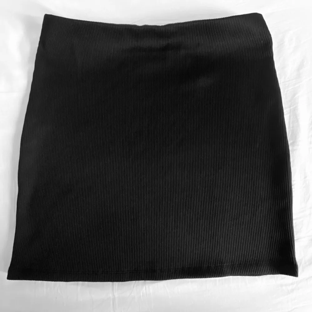 Fin svart kjol från monki. Har aldrig använts. Kjolen är i stretchigt material . Kjolar.