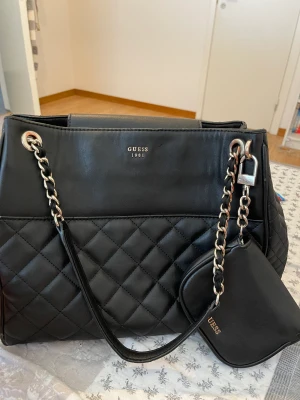 Guess väska - En jättefin väska från Guess. Lite sliten men annars perfekt skick. Ordinarie pris 3000 kr.