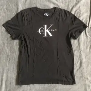 Säljer mina Calvin Klein T-shirt. Den är i bra skick och äkta. Tröjans storlek är 12 år. Hör av dig vid funderingar eller frågor 