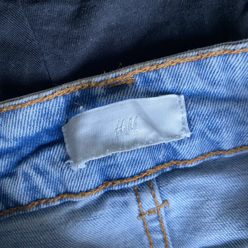 Ljusblå flare jeans från HM, midwaist i nyskick. Innerbenslängden är 80cm, midjemåttet är 80-85cm (37cm tvärs över) . Jeans & Byxor.