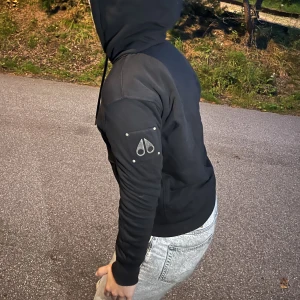 Moose Knuckles hoodie/jacka - Jag säljer den här för att den är för liten. Den har använts 2 vintrar så den funkar bra när det är kallt. Nypris 5000kr