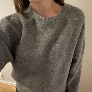 Stickad tröja - Grå stickad tröja💕💕