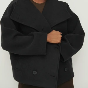 Kappa - Säljer denna snygga kappa som snart är slutsåld! Säljer endast vid bra bud!! Köptes för 1000kr på NA-KD.