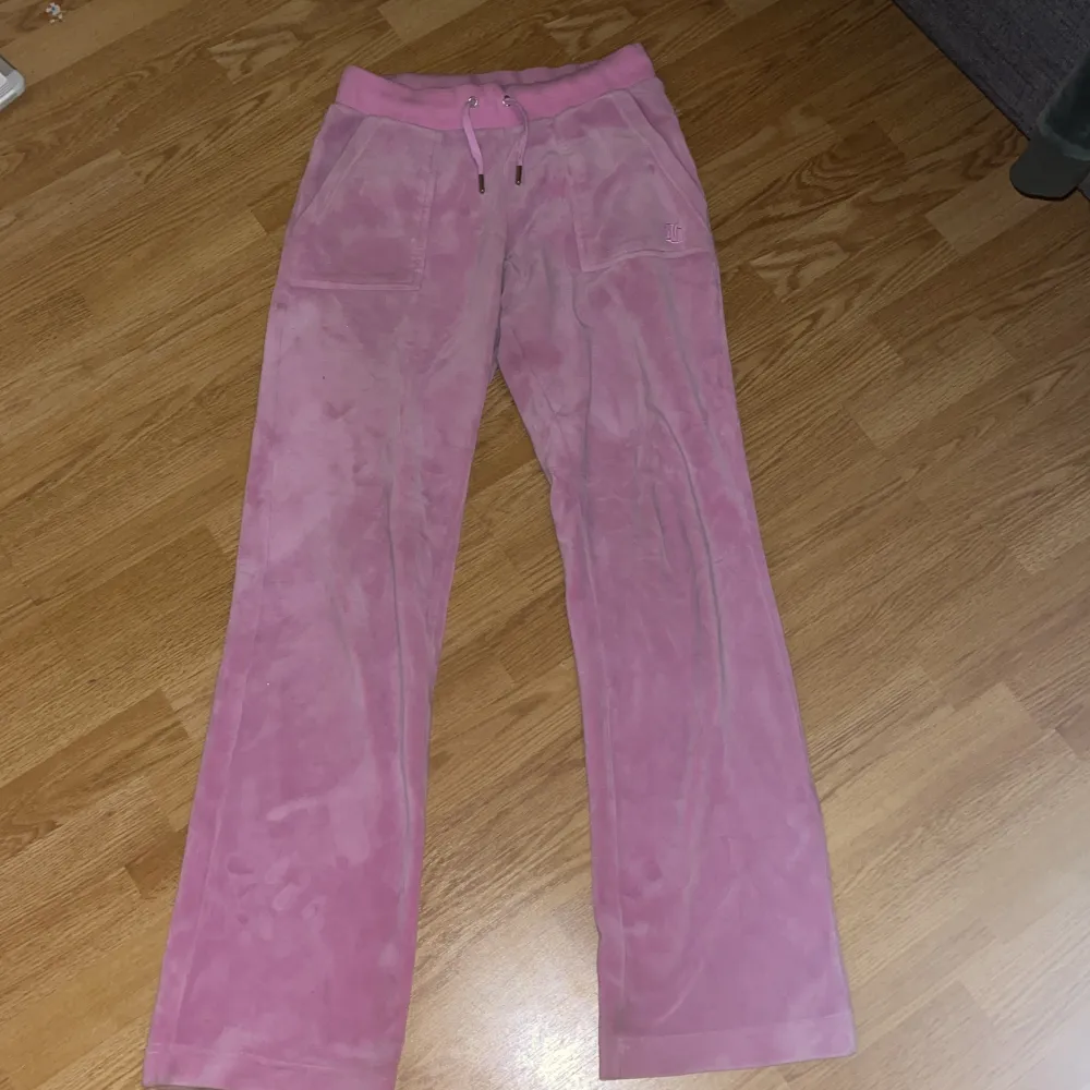 Hej, jag säljer nu mina rosa juicy byxor. Har dessvärre inte använt så mycke därför säljer jag dem, de är lite smustiga längst ner se på bild tre. Skriv för frågor eller mer bilder.   pris går diskutera vid snabb affär 600 inklusive frakt . Jeans & Byxor.