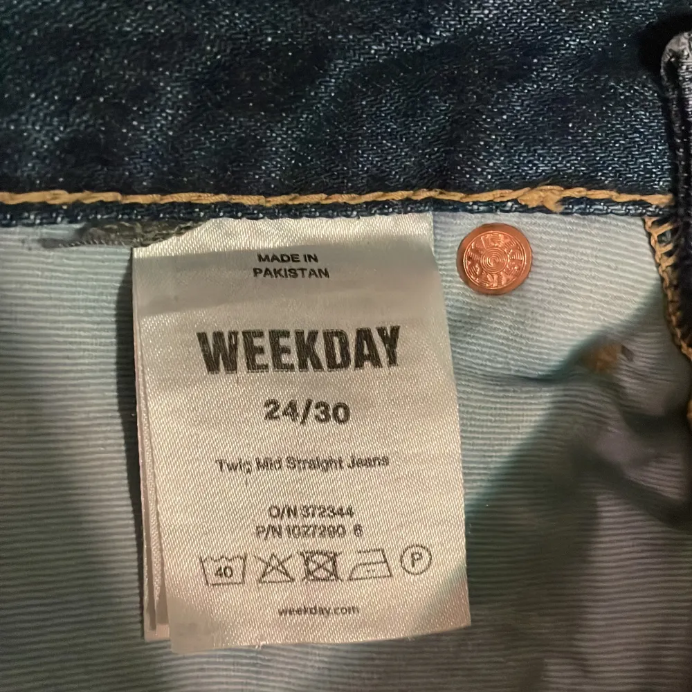 Midwaist straight jeans från weekday (modellen heter twig) som inte säljs längre! (i denna färg) Fint skick köpte för ca 5 månader sen💕nypris 590kr.  Innebenslängd-79cm Midjemått (rakt över)- 34,5cm Skriv för fler bilder eller mer info!💓. Jeans & Byxor.