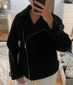 Kappa - Japp från NA-KD, knappt använd. Är 175cm. Lite nopprig vid inne armarna eftersom dem varit mot kappan men annars som ny💗