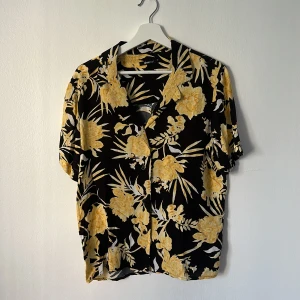 Mönstrad skjorta - Helt ny och oanvänd kortärmad skjorta från Gina tricot.   Rensar ur min garderob från en hel del oanvända kläder🌼 Kika och se om du ser något mer i min profil som du gillar så skickar jag med det till dig också!😊 Fler kläder kommer! 