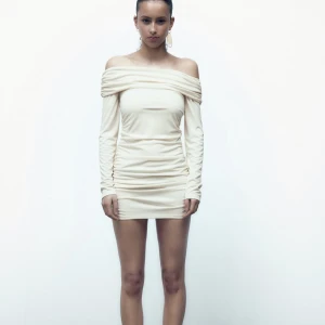 Off shoulder klänning  - Off shoulder klänning från zara helt ny! Storlek XS. Mitt pris 250kr + frakt