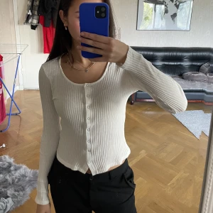 Vit långärmad  - Vit långärmad topp från NLY! 🤍