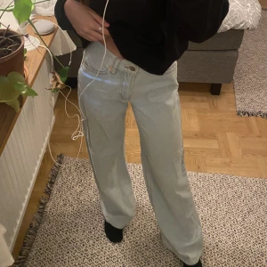 Jeans  - Säljer dessa fina mid waist jeans som är wide, använda ca 3 ggr. Väldigt fina, från junkyard.