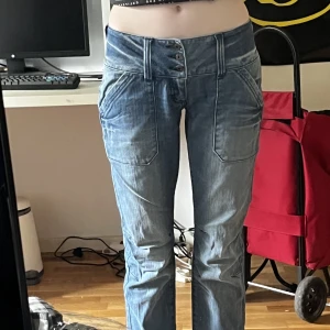 Lågmidjade jeans - Lågmidjade jeans från only. Storlek 34. Passar perfekt om du vill ha en y2k look! Står ej för postens slarv! Har även katt i hemmet