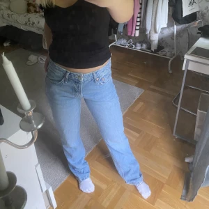 Blåa jeans  - Säljer dessa lågmidjade blå Jens som knapt är använda i storlek S