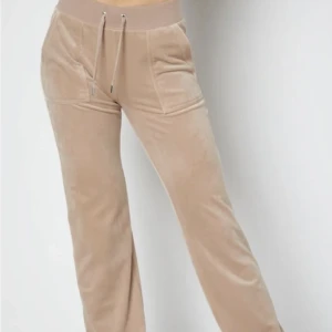 Juicy byxor - Säljer dessa juciy, bra skick och inga fläckar. Är intresserad av byten med, skriv för fler bilder ! Säljer dem pgr av att jag har tröttnat på färgen lite och använder aldrig den typ.❣️pris kan diskuteras