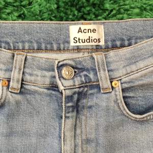 Uppsydda vid benen (jag är 1,71) acne jeans studios jeans strl passar S-M. Inga defekter❤️