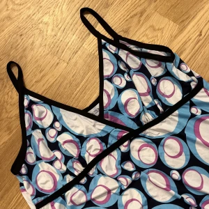 Vintage klänning  - Jättefint vintage klänning i storlek L men passar till någon som är xs och S  Den är i brastick 💕💕