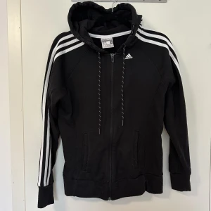 Adidas kofta - Adidas kofta i storlek xs men passar även S.