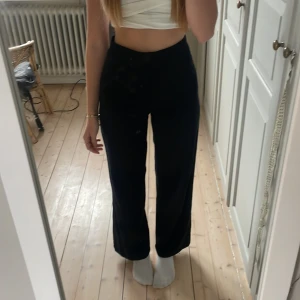 Kostymbyxor / tygbyxor - Kostymbyxor från bikbok, ca 2 år gamla men sparsamt använda! Fint skick! Nypris: 299kr