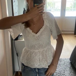 Vit blus🤍 - Lägger upp igen pga oseriös köpare! Säljer denna urgulliga blusen nästan helt oanvänd, jättefin skick!🫶