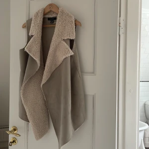 pälsväst  - supermysig beige/grå väst! obs ej äkta päls!