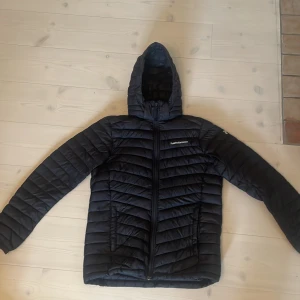 Peak jacka - Peak jacka. Använt men bra skick inga lagningar osv. Storlek 170. Den är mörkblå/svart