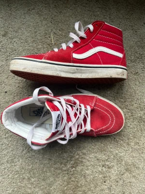 Vans skor  - Sjukt snygga, höga vans. Storlek 35 men passar min kompis som har storlek 37. Skriv om ni vill ha mer bilder. Obs! Står ej för flakten. ❤️