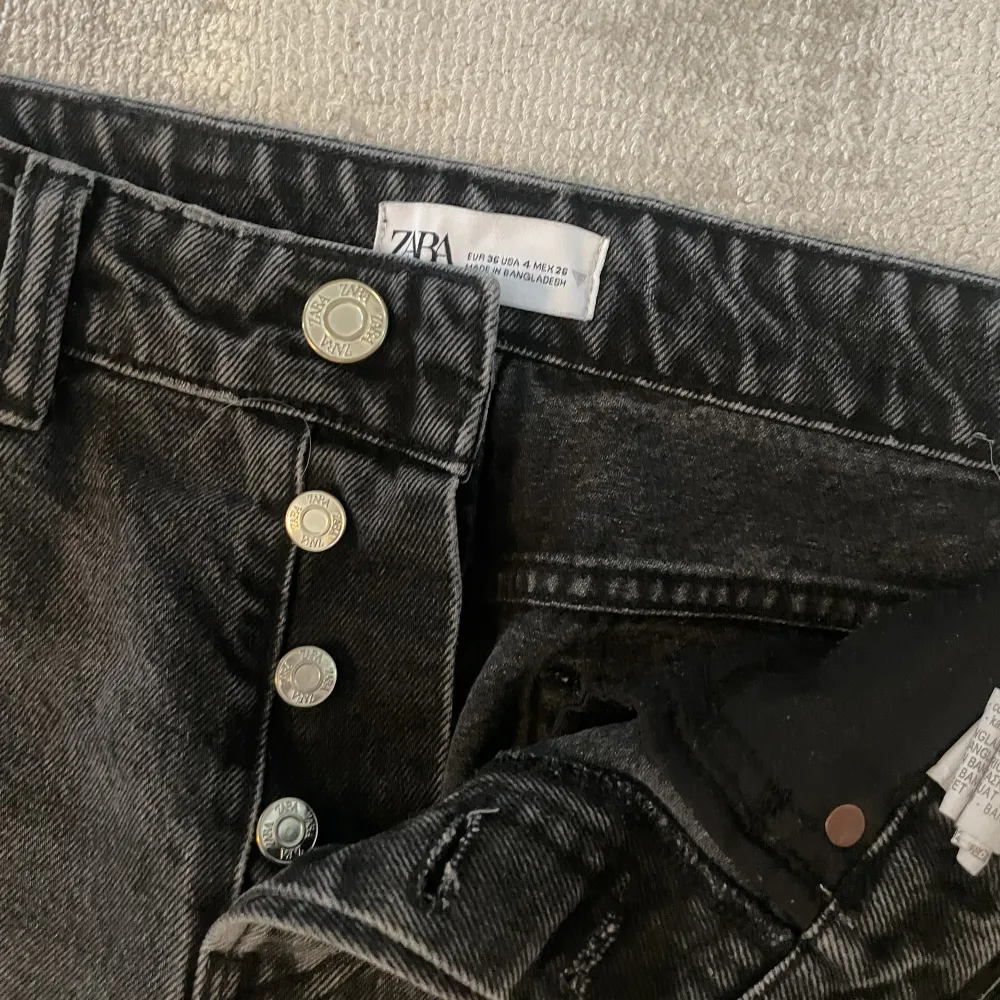 Jeans från zara i modellen midrise straight. Finns inga tecken på användning. . Jeans & Byxor.