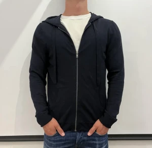 Zadig & Voltaire stickad hoodie - Stickad hoodie i 100% merinoull fran Zadig & Voltaire - Storlek : M - Hoodien är i fint skick utan nagra defekter - Nypris: 2899 SEK - Värat pris : 899 SEK - Modellen pä bilden är 183 cm och väger 80 kg