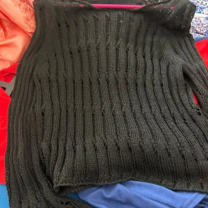 Tröja - Säljer en svart tröja som jag inte använder. Den är bra sick