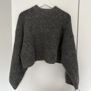 Stickad tröja - En stickad tröja från Gina Tricot som tyvärr inte kommer till användning längre. Mörkgrå med lite vidare armar 💕