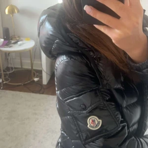 Moncler jacka  - Säljer nu denna moncler jacka i st 3! Knappast använd, kvitto och allt till medkommer! Fler bilder finns!❤️