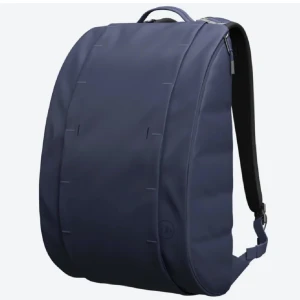 DB ryggsäck - Helt ny db rygg säck, säljer pga att jag inte använder den alls Modellen är ”the base” och rymmer 15L. Perfekt skolväska. Hör av dig vid intresse eller fler frågor 😄