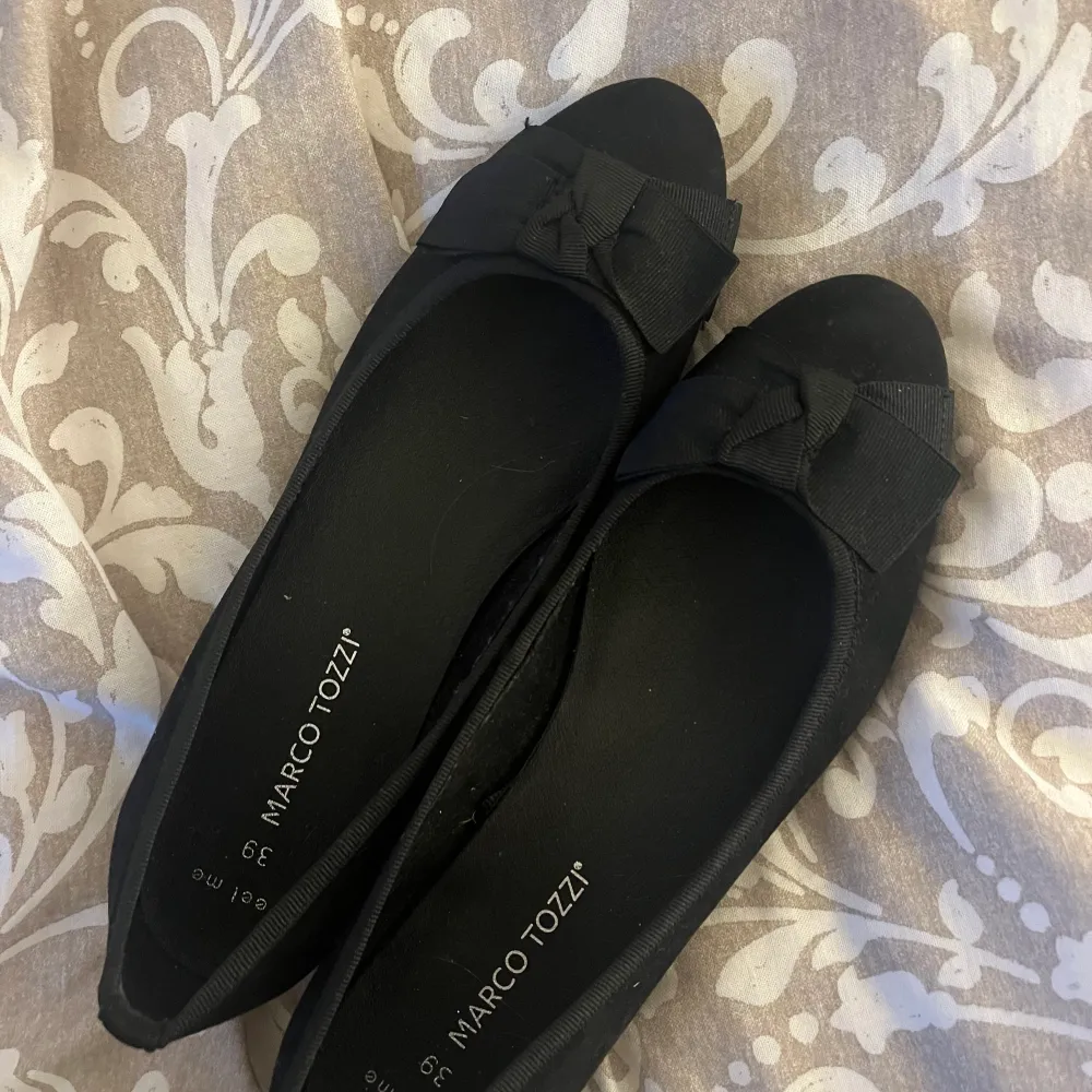 Dessa svarta fina ballerina skorna har jag aldrig använt då de varit lite för stora, de är i jättebra skick!!  köpte för 400kr ungefär för länge sedan💞💅🏼. Skor.