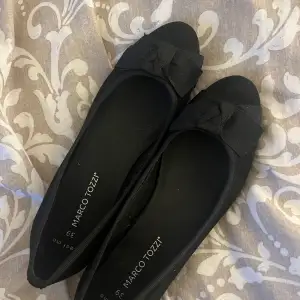 Dessa svarta fina ballerina skorna har jag aldrig använt då de varit lite för stora, de är i jättebra skick!!  köpte för 400kr ungefär för länge sedan💞💅🏼