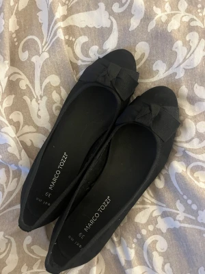 Ballerina skor  - Dessa svarta fina ballerina skorna har jag aldrig använt då de varit lite för stora, de är i jättebra skick!!  köpte för 400kr ungefär för länge sedan💞💅🏼