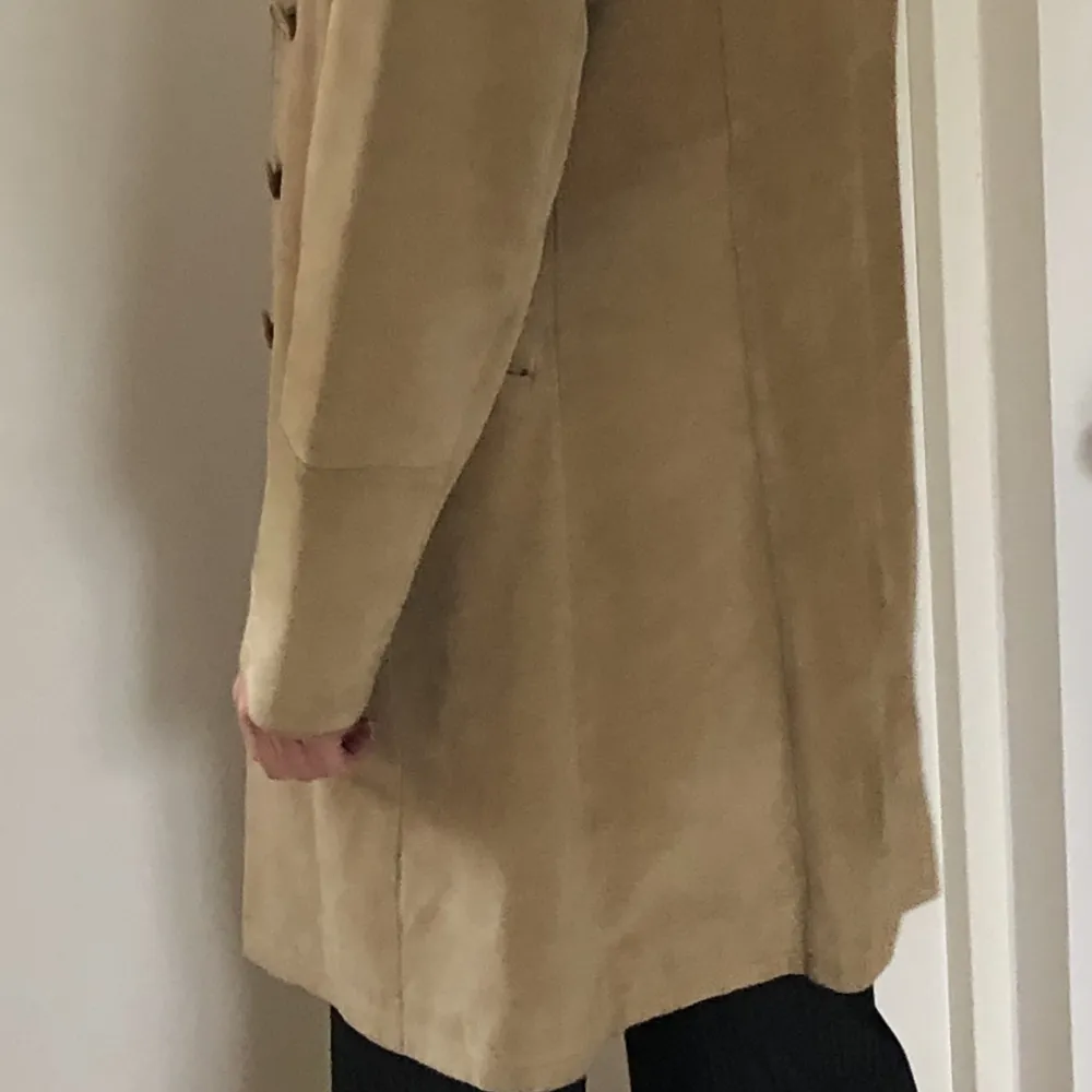 Vintage längre mocka jacka/kappa beige mocka. Storlek M  Pris 250 kr. Jackor.